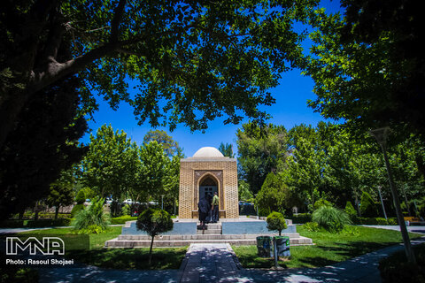 ایران‌شناس خفته در کنار پل خواجو