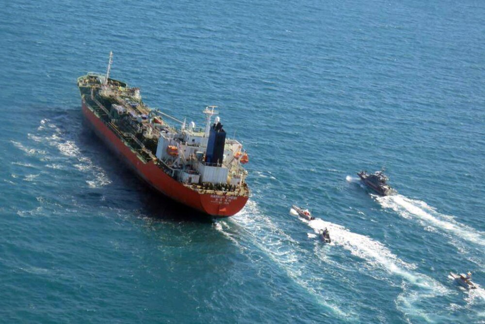 ورود کشتی ایرانی حامل سوخت برای لبنان به آب‌های سوریه