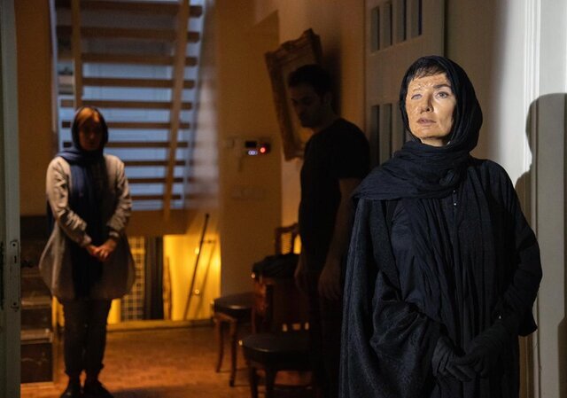 آتنه فقیه نصیری با چهره‌ای سوخته در جشنواره فجر + عکس