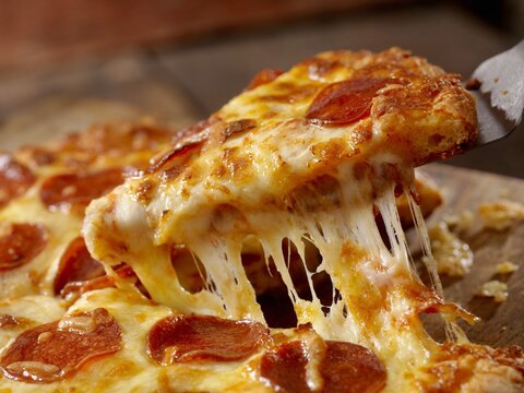 راز کش آمدن پنیر پیتزا / روش طبخ یک پیتزای خانگی خوشمزه