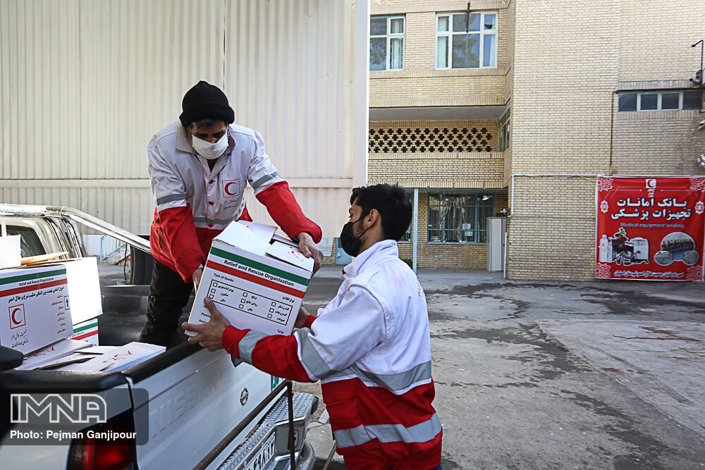 ارسال بسته‌های موادغذایی به مناطق زلزله‌زده هرمزگان از اصفهان