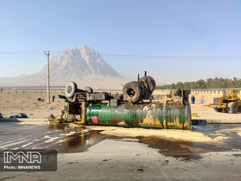 واژگونی تانکر حامل سوخت در اتوبان آزادگان/ لاین رفت، مسدود است