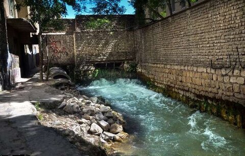 گردش آب چشمه‌ها در سطح معابر شهر خرم آباد 