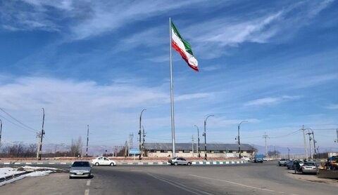 پرچم بزرگ جمهوری اسلامی ایران در مشگین شهر برافراشته شد