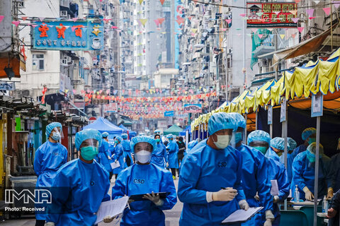 حضور اعضای کادر درمان در محله مشکوک به شیوع کرونا در هنگ کنگ