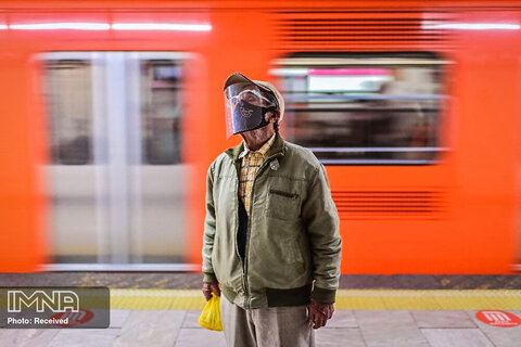انتظار یک شهروند مکزیکی محتاط در برابر کرونا در ایستگاه مترو 