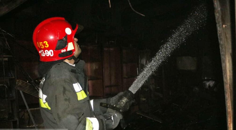 شعله‌های آتش دو منزل مسکونی را در رشت بلعید