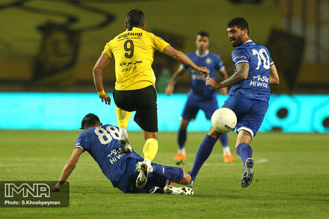 سپاهان- استقلال/ صدرنشین شکست ناپذیر در لانه شیر زخمی