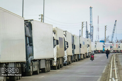صف های طولانی کامیون های ترانزیتی در مرز آستارا