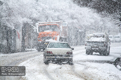 بارش برف در محورهای شمال و غرب استان/تردد جاده‌ای بدون زنجیر چرخ ممنوع