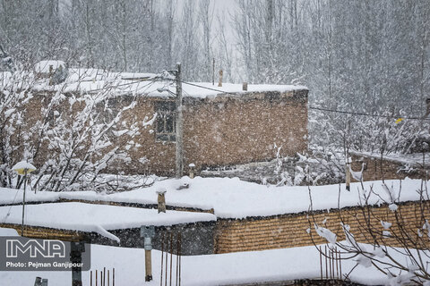 بارش برف سنگین در روستای ارجنک چهارمحال و بختیاری