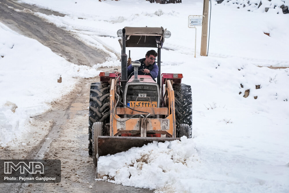 آخرین وضعیت امدادرسانی به محورهای درگیر در برف و یخبندان اصفهان