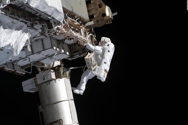 ۳ فضانورد خارج از ایستگاه فضایی بین‌المللی پیاده‌روی می‌کنند