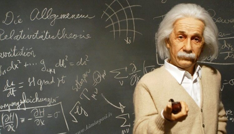 زندگینامه آلبرت انیشتین؛ از یادگیری ویولن تا نظریه کیهان شناسی