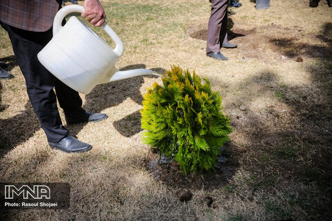 کاشت درخت به یاد شهدای دانش‌آموز و خیر مدرسه‌ساز در هنرستان حق‌پناه منطقه ۱۰