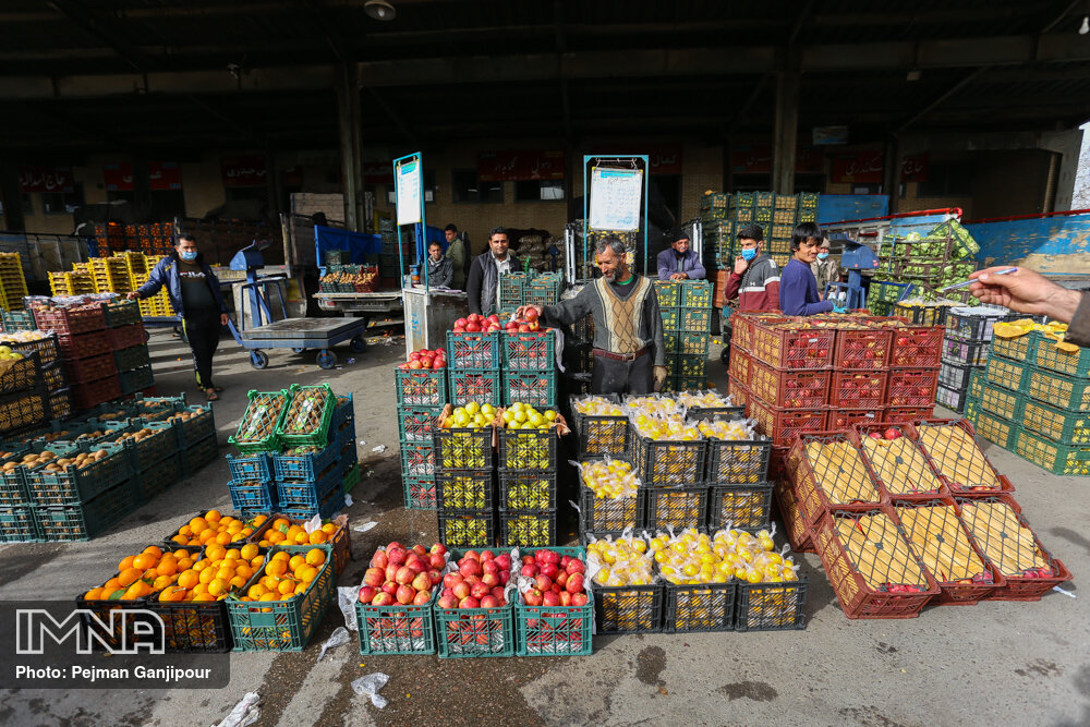 توزیع میوه تنظیم بازار شب عید در سمنان