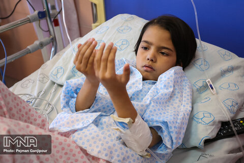 لحظه تحویل سال نو در بیمارستان کودکان امام حسین(ع)