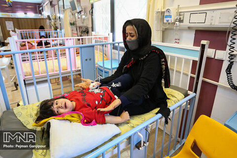 لحظه تحویل سال نو در بیمارستان کودکان امام حسین(ع)