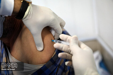 رعایت شیوه‌نامه‌های بهداشتی پس از تزریق واکسن کرونا ضروری است