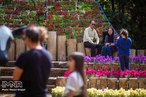 مسافران نوروزی در باغ گلها