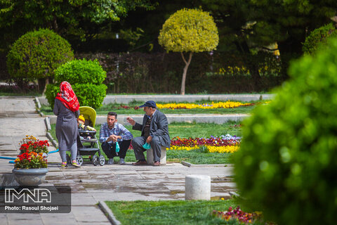 مسافران نوروزی در باغ گلها