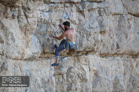 صعود کوهنوردان در کوه صفه اصفهان