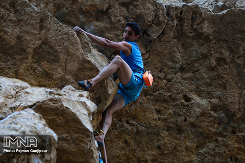 صعود کوهنوردان در کوه صفه اصفهان