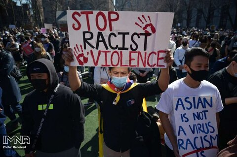 اعضا و هواداران جامعه آسیایی- آمریکایی در راهپیمایی علیه جنایات نفرت ضد آسیایی در پارک کلمبوس شهر نیویورک شرکت می کنند