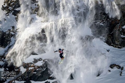 اسکی باز سوئدی در حال مسابقه برای کسب مقام برتر فینال تور جهانی Freeride در پیست Verbier در رشته کوه های آلپ سوئیس
