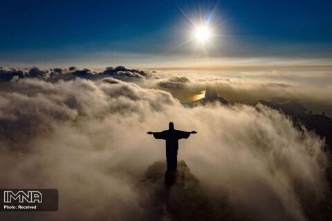 طلوع خورشید در مقابل مجسمه مسیح فدیه دهنده در ریودوژانیرو برزیل
