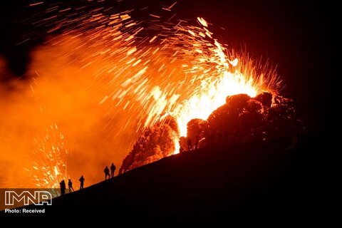 فوران آتشفشان در گلدینگادالور ایسلند؛هزاران نفر از ایسلندی ها برای تماشای فواره های گدازه و حتی پخت نمادین غذا بر ماگمای داغ به این منطقه سرازیر شدند