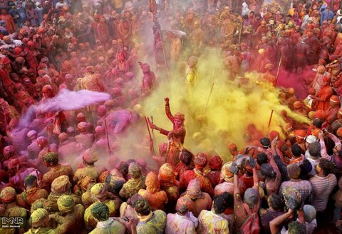 حضور هندی‌ها در جشن هولی یا جشن رنگ‌ها 