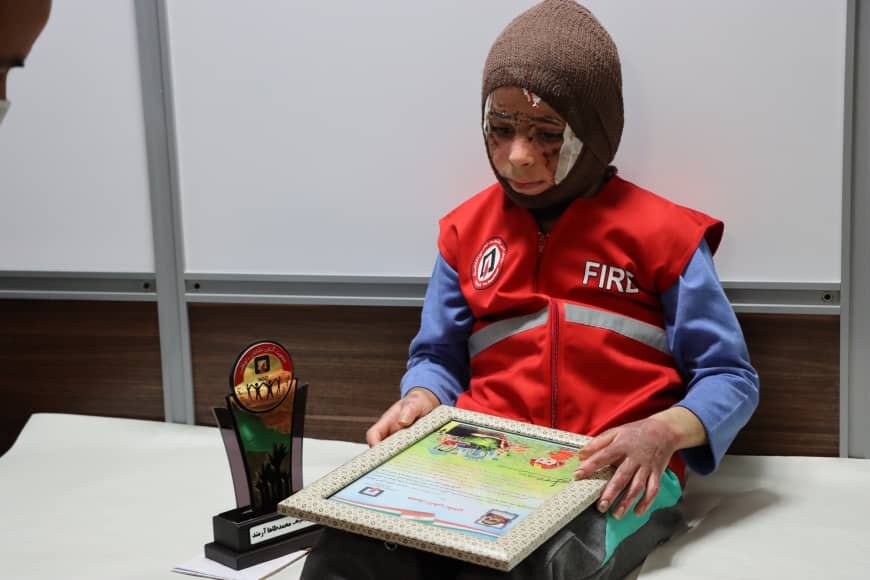 تقدیر رئیس سازمان آتش نشانی شیراز از محمد طاها قهرمان ۸ ساله 