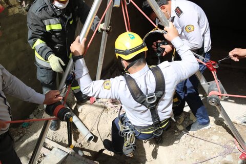 سقوط کارگر جوان به چاه ۷ متری حادثه‌ساز شد+عکس