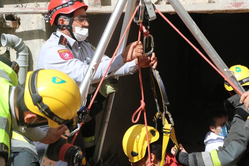 سقوط کارگر جوان به چاه ۷ متری حادثه‌ساز شد+عکس