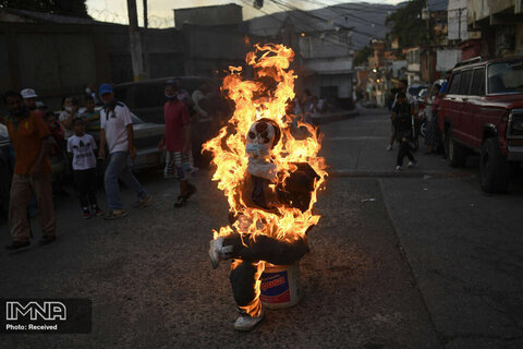 سوزاندن نمادی از یهودا اسکاریوتی در جشنی مذهبی در  کاراکاس ، ونزوئلا