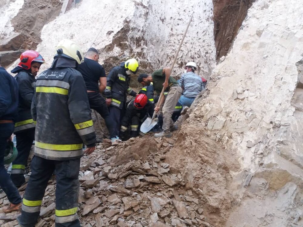 نجات ۲ کارگر از زیرآوار ساختمانی بعد از ۱۰۰ دقیقه تلاش آتش‌نشانان+ عکس
