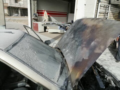 آتش‌سوزی ناگهانی خودروی پارک شده در جاده شیراز کوار