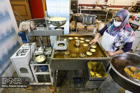 کارگاه سنتی و صنعتی پخت زولبیا و بامیه