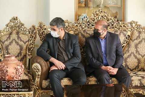 دیدار شهردار اصفهان با استاد قلم زنی