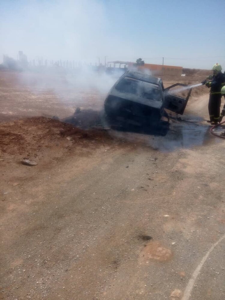 خودرو پژو در آتش سوخت+ عکس