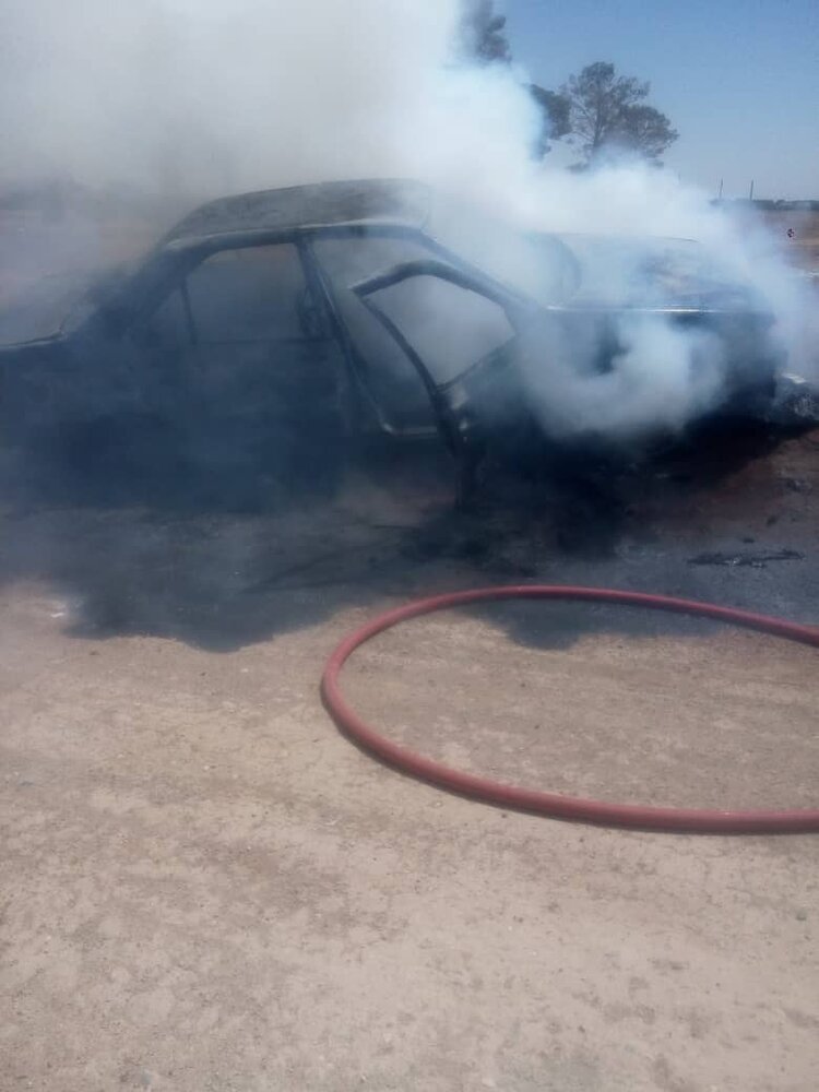  خودرو پژو در آتش سوخت+ عکس