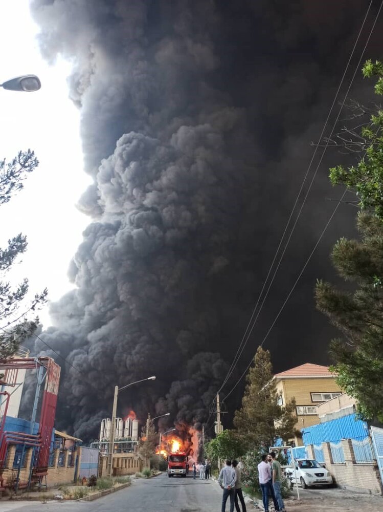 آتش‌سوزی مهیب در کارخانه الکل قم/اعلام وضعیت بحرانی در منطقه+عکس
