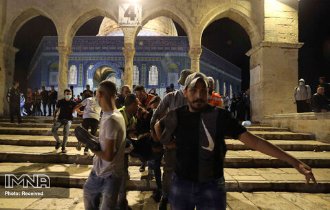 درگیری نظامیان اشغالگر صهیونیستی با نمازگزاران فلسطینی در مسجد الاقصی