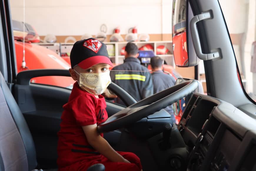 کودک شیرازی مبتلا به بیماری سرطان آتش‌نشان افتخاری شد