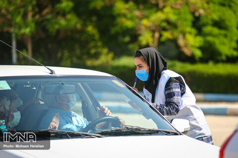 واکسیناسیون خودرویی کرونا در اصفهان