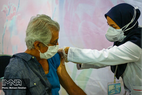 مرد ۱۳۳ ساله ایرانی واکسن کرونا دریافت کرد