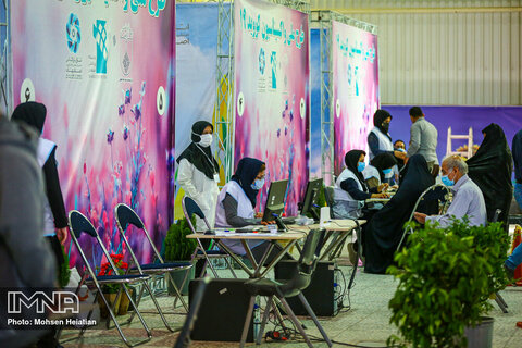 واکسیناسیون خودرویی کرونا در اصفهان
