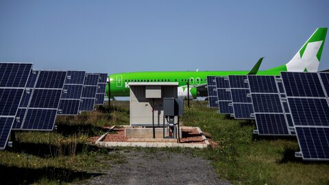 مزایا و چالش‌های نصب پنل‌های خورشیدی در فرودگاه‌ها