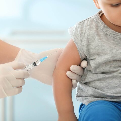 کودکان ۱۶ و ۱۷ ساله در انگلستان واکسن کرونا را دریافت می‌کنند